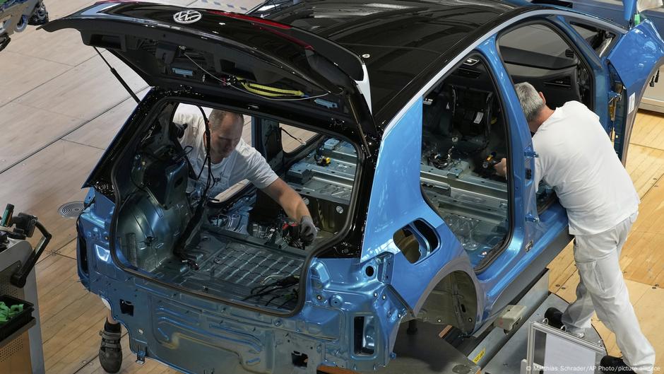 Radnici u pogonu u Drezdenu montiraju električni model koji se do skoro zvao ID.3, a ubuduće će se valjda (ponovo) zvati Golf