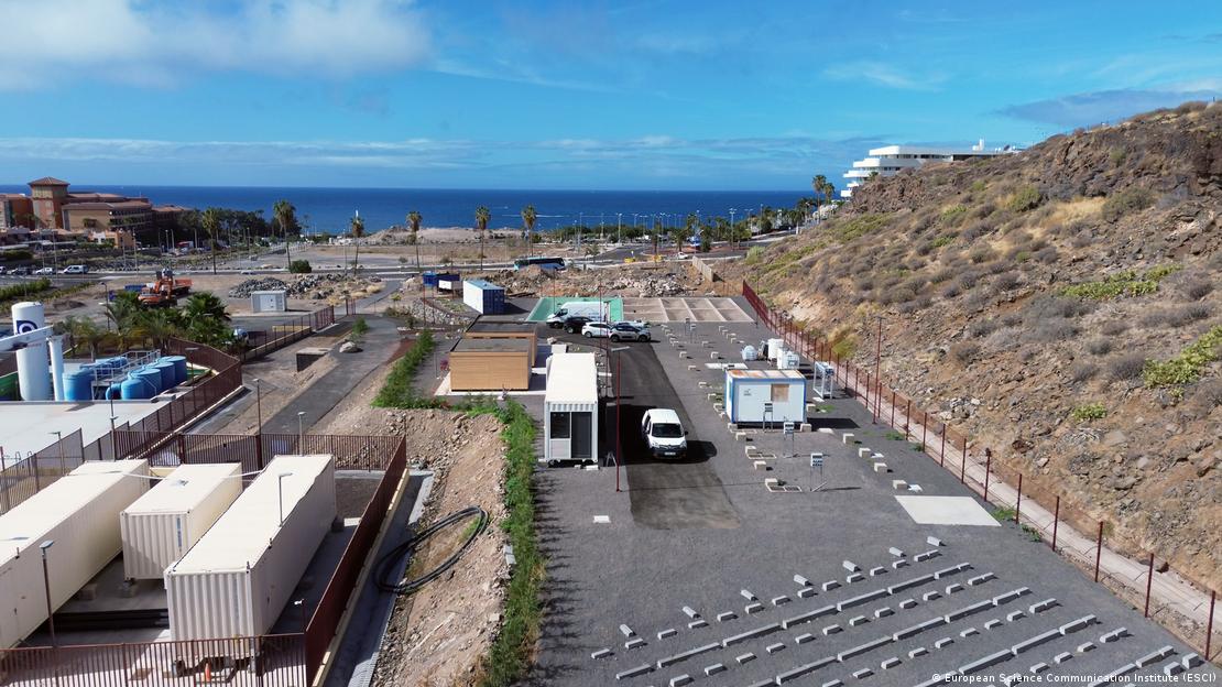 İspanya'nın Tenerife Adası'ndaki La Caleta deniz suyu arıtma tesisi; tesisin yapıları, teknik üniteleri ve arka planda Atlantik Okyanusu yer alıyor. İspanya'nın Tenerife Adası'ndaki La Caleta deniz suyu arıtma tesisi; tesisin yapıları, teknik üniteleri ve arka planda Atlantik Okyanusu yer alıyor.