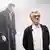 Wim Wenders aparece em frente ao cartaz do filme Asas do Desejo, durante coletiva de imprensa no museu Bundeskunsthalle, em Bonn