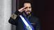Presidente salvadorenho Nayib Bukele bate continência em cerimônia de posse após reeleição 