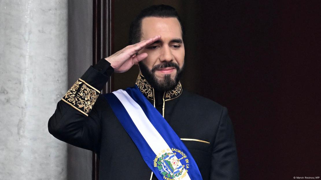 El presidente salvadoreño Nayib Bukele saluda a militares durante un desfile del ejército de su país, en el marco de su toma de posesión en 2024. El presidente salvadoreño Nayib Bukele saluda a militares durante un desfile del ejército de su país, en el marco de su toma de posesión en 2024.