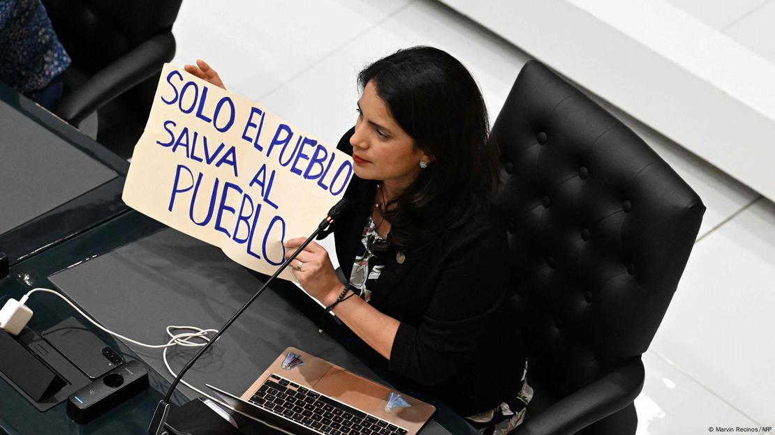 La opositora Claudia Ortiz muestra un mensaje de protesta durante la plenaria del pasado 31 de julio en el Congreso de El Salvador. La opositora Claudia Ortiz muestra un mensaje de protesta durante la plenaria del pasado 31 de julio en el Congreso de El Salvador.