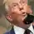 Donald Trump hinter einem Mikrofon