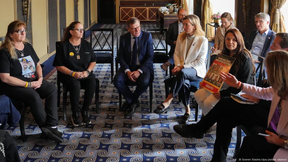 Ministar spoljnih poslova Nemačke Joahn Vadeful u razgovru sa članoviam porodica talaca, Jerusalim 1.08.2025.