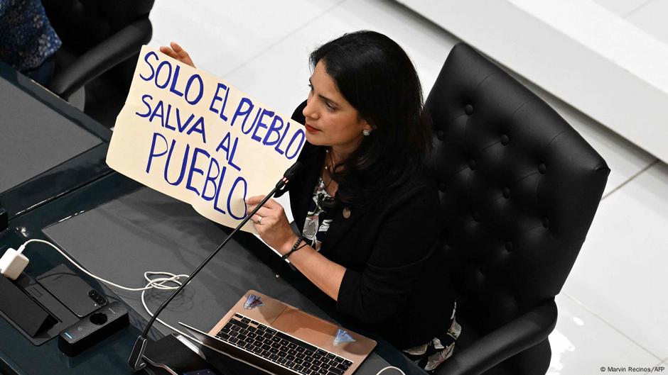 Presentan recurso contra reelección indefinida en El Salvador