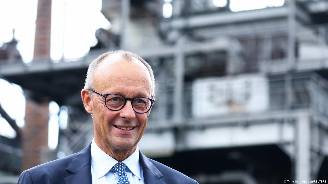 Kancelari Friedrich Merz duke buzeqeshur