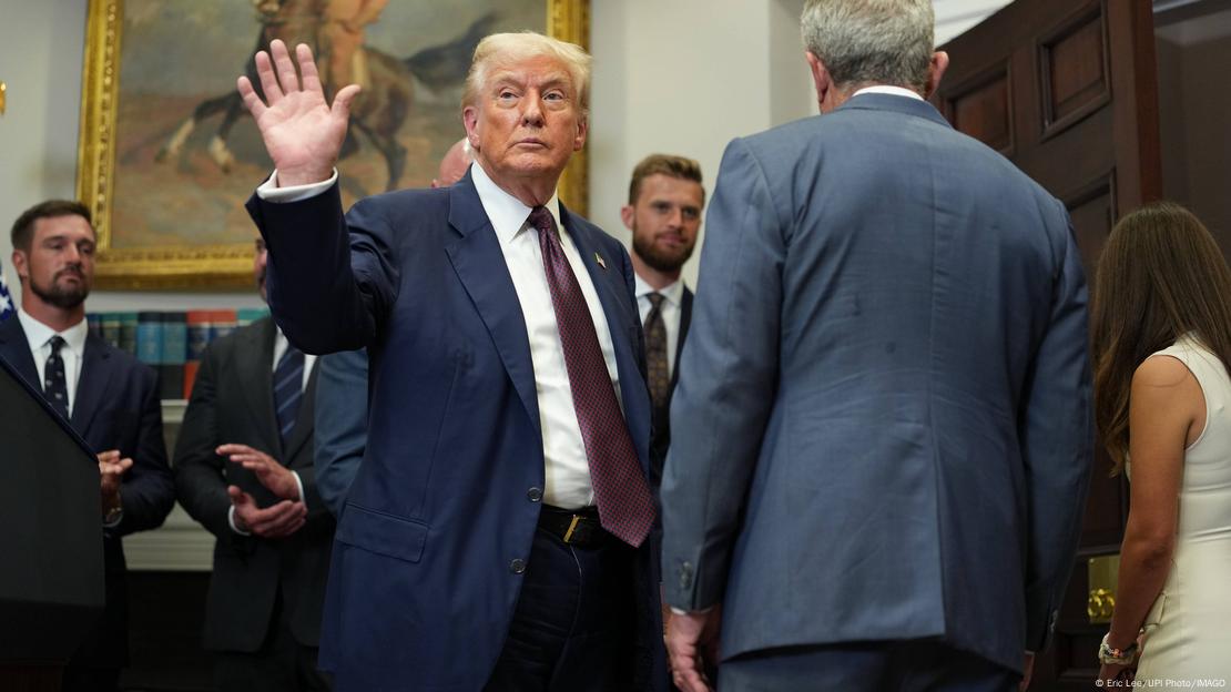 Donald Trump duke pershendetur me dore Donald Trump duke pershendetur me dore