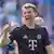 Thomas Müller im Trikot des FC Bayern München lacht und hebt den Daumen