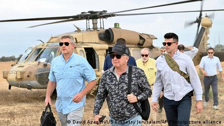 Steve Witkoff (centro), visitó un centro de distribución de ayuda de la Fundación Humanitaria para Gaza (GHF) en la Franja de Gaza este viernes (01.08.2025).