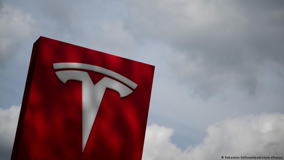 Logotip kompanije Tesla u Berlinu