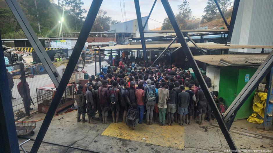 South Africa detains 1,000 foreign illegal miners