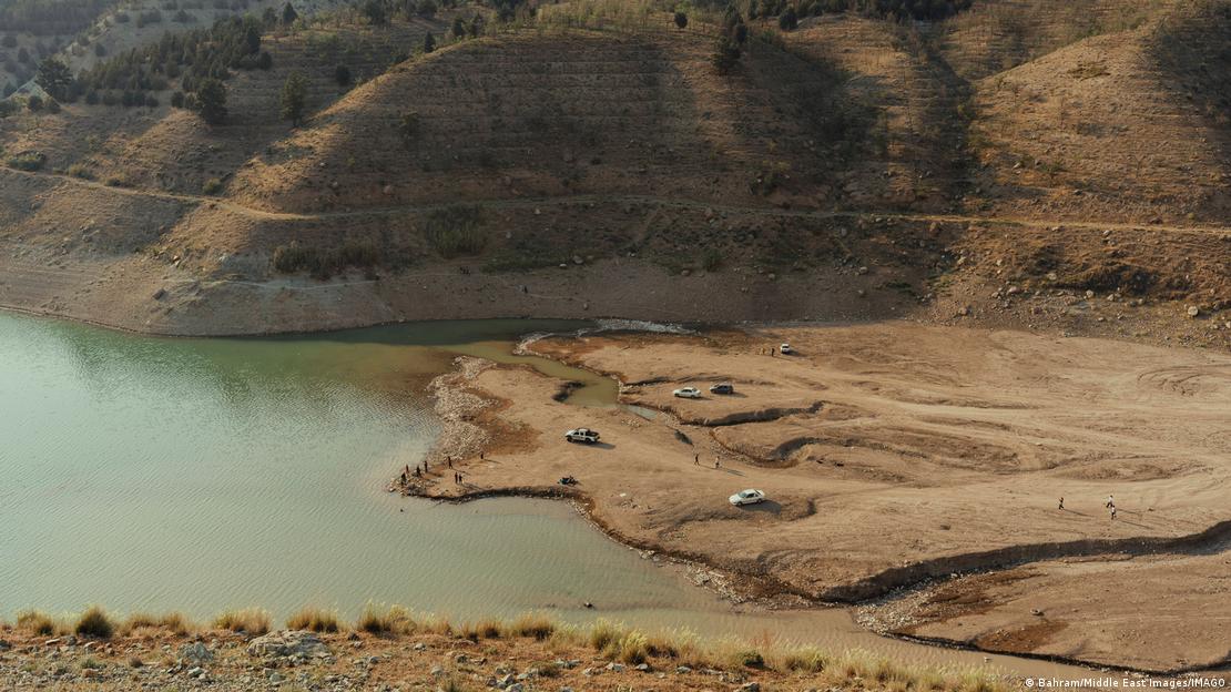 Tahran'daki Latyan Barajı'nda su seviyesinin çok düştüğü görülüyor.