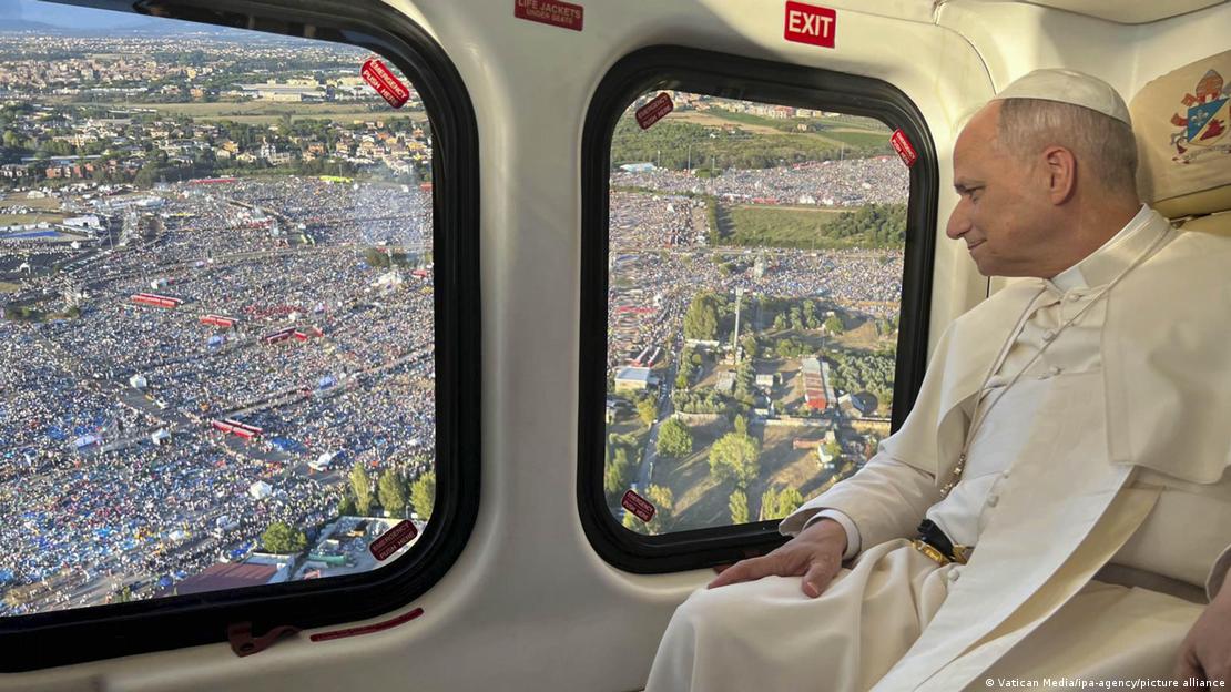 El pontífice llegó a la vigilia abordo de un helicóptero desde donde apreció a la multitud que lo esperaba en Tor Vergata.