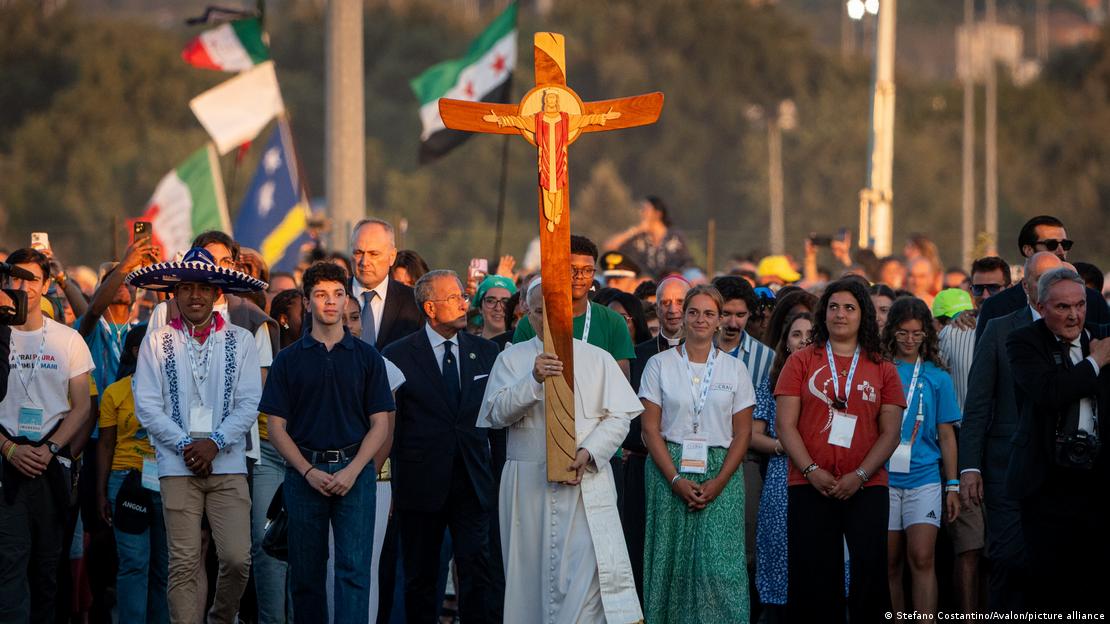 León XIV carga la cruz del Jubileo acompañado por jóvenes peregrinos llegados de todo el mundo.