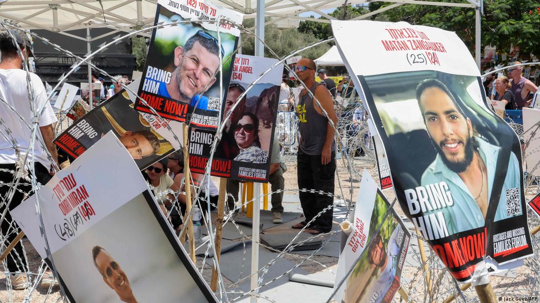 Manifestantes protestam em Tel Aviv com fotos de reféns israelenses mantidos em cativeiro pelo Hamas