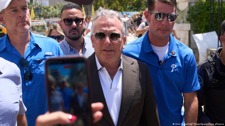 استیو ویتکاف در جریان سفر به تل&zwnj;آویو در ماه اوت ۲۰۲۵ و دیدار با خانواده گروگان&zwnj;های اسرائیلی 