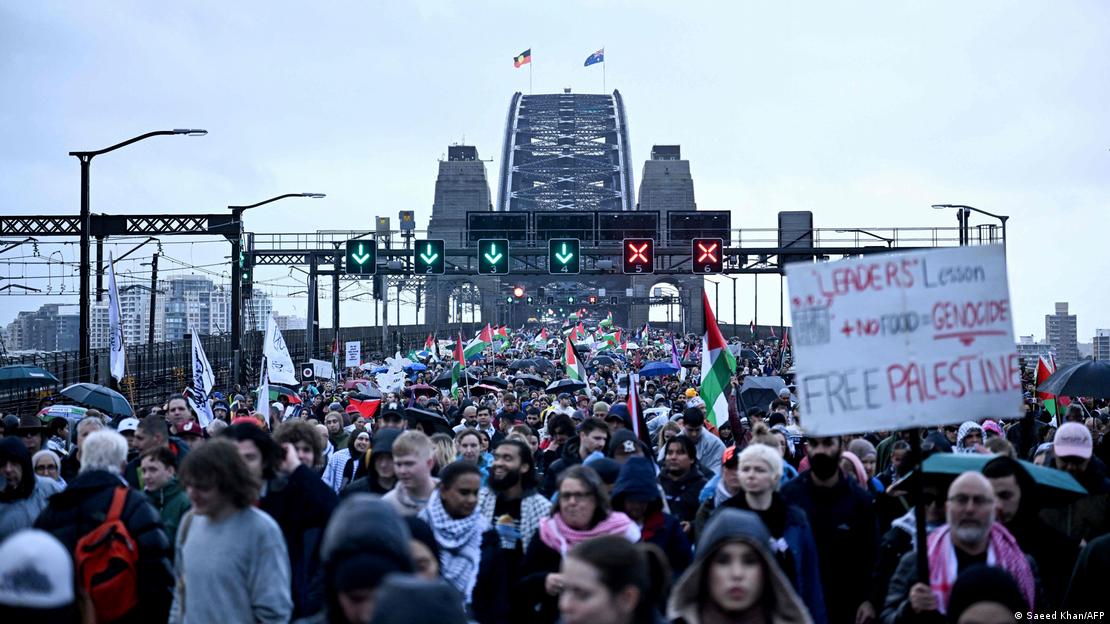 El Puente del Puerto de Sídney recibió la manifestación de miles de personas a favor de Palestina. El Puente del Puerto de Sídney recibió la manifestación de miles de personas a favor de Palestina.