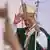 Papst Leo XIV. winkt