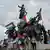 Menschen mit palästinensischen Flaggen stehen und sitzen auf der Statue am Place de la Nation in Paris