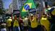 Apoiadores de Bolsonaro levantam cartazes e bandeiras do Brasil