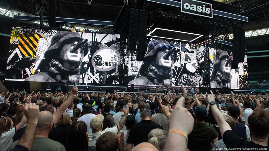 Hombre muere tras caer de las gradas en concierto de Oasis – DW – 03/08/2025