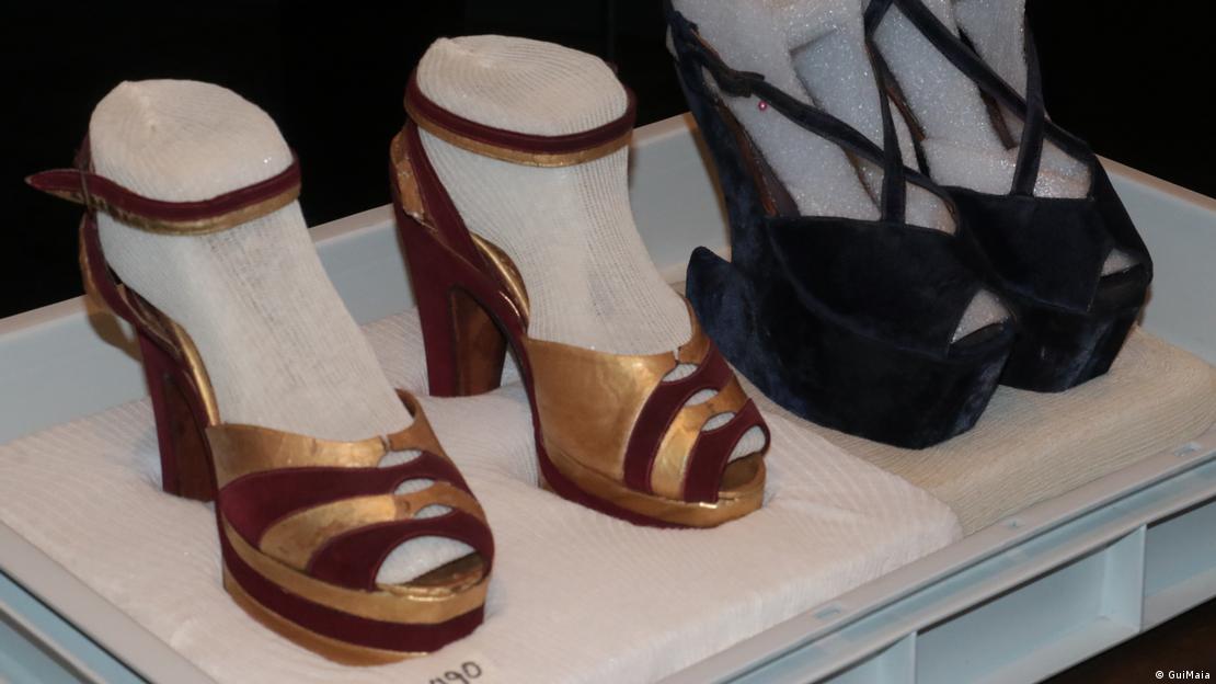O Museu Carmen Miranda, no Rio de Janeiro, expõe dois pares de sapatos da estrela