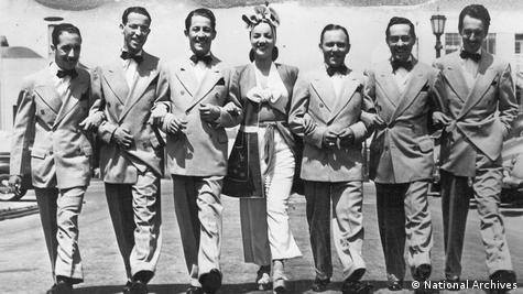 Carmen Miranda e os membros do Bando da Lua em 1942