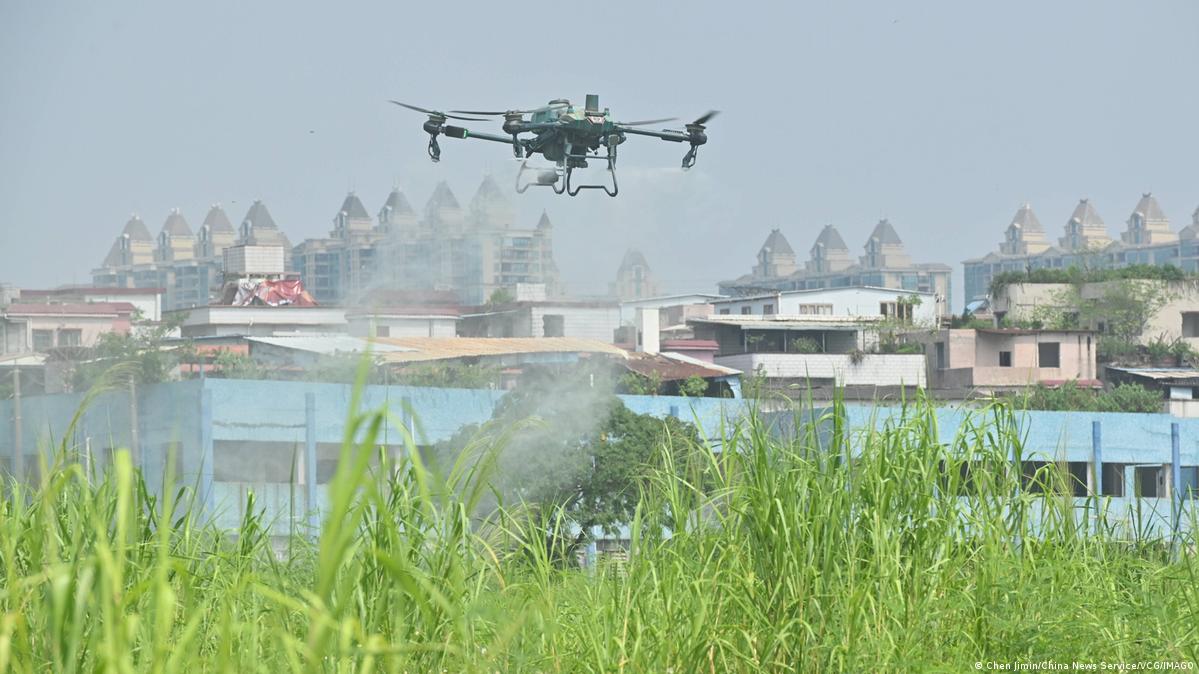 无人机喷洒农药