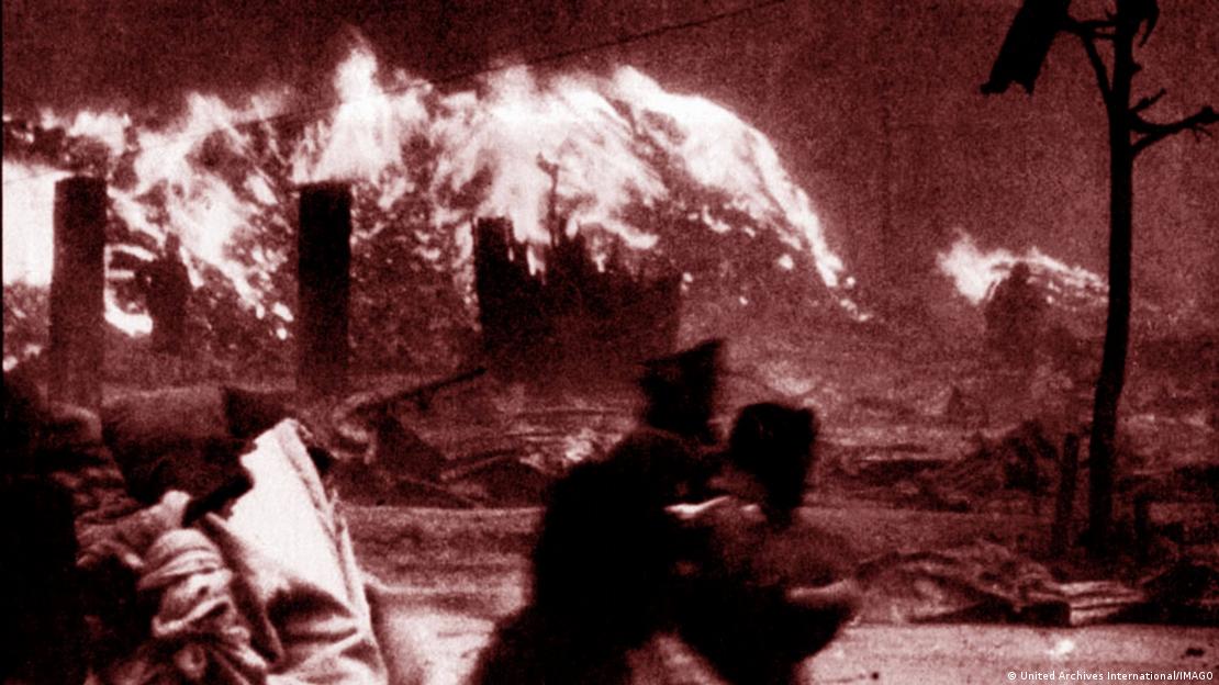 Personas corren entre el fuego en Hiroshima tras el lanzamiento de la bomba atómica