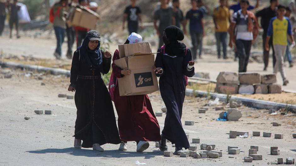 Palestinci dobijaju humanitarne pakete u Pojasu Gaze