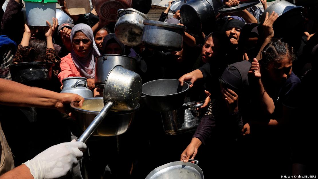 Palestinos esperan para recibir comida de un comedor social, en medio de una crisis de hambre, en Jan Yunis, sur de Gaza (04.08.2025)