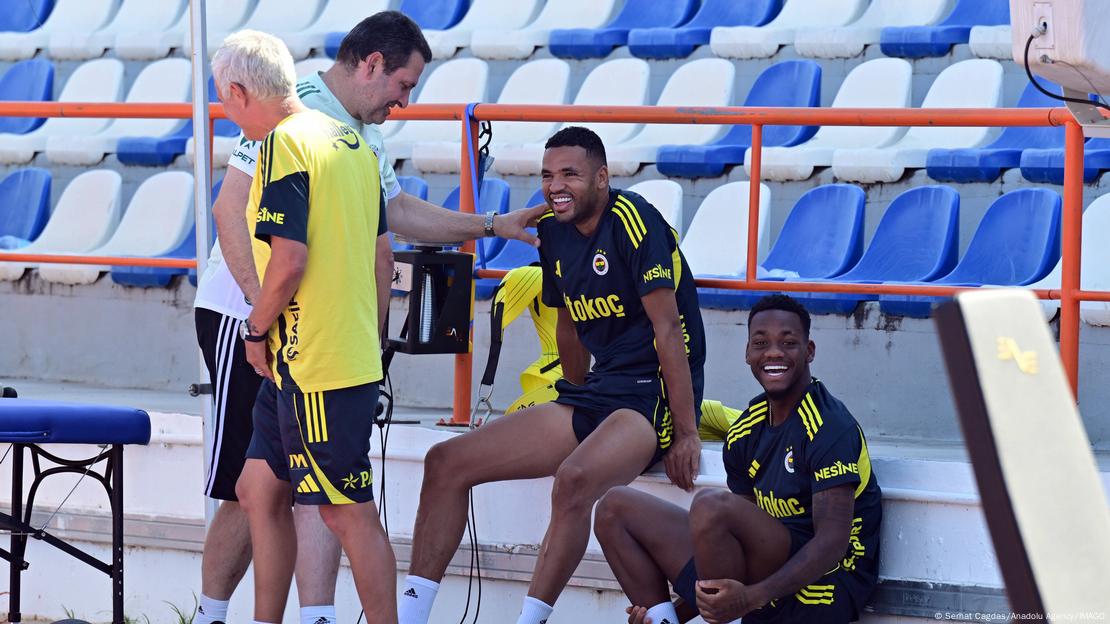 Fenerbahçe'nin yeni sezon öncesi kampındaki Portekizli teknik direktör Jose Mourinho ile futbolcular Youssef En-Nesyri ve Jhon Duran şakalaşıyor
