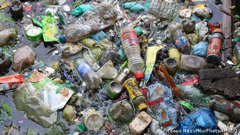 Botellas de plástico en el agua. Botellas de plástico en el agua.