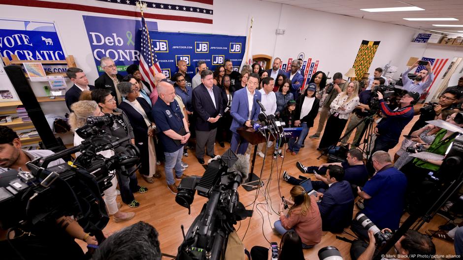 Texas governor issues threat as Democrats leave in protest – DW – 08/04/2025