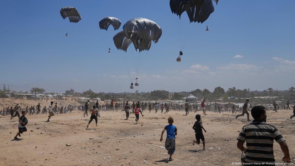 Palestinci prihvataju pakete sa humanitarnom pomoći
