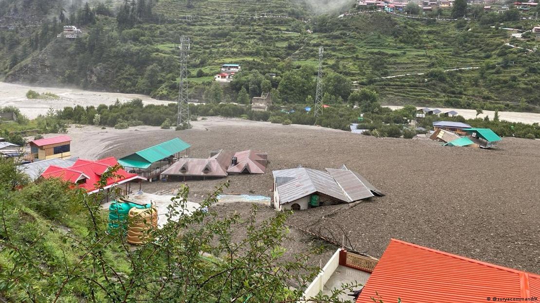 Casa cubiertas por el lodo en la ciudad de Dharali