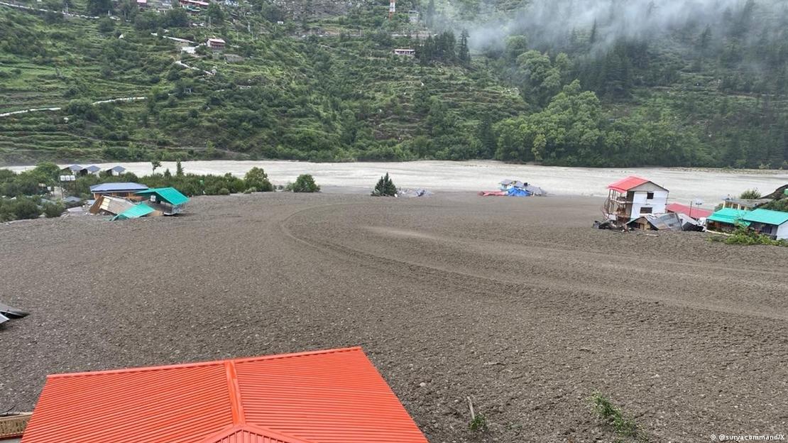 Casas cubiertas por el lodo en Dharali, Uttarakhand, norte de India.