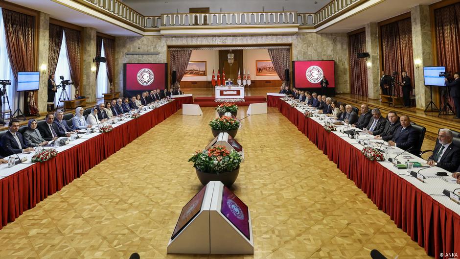 TBMM'deki çözüm komisyonu raporunu yazma aşamasında

Bugüne kadar DEM Parti ve MHP raporunu sundu

İki partinin bakış açısında nasıl farklılıklar var?

✍️ @gsolaker