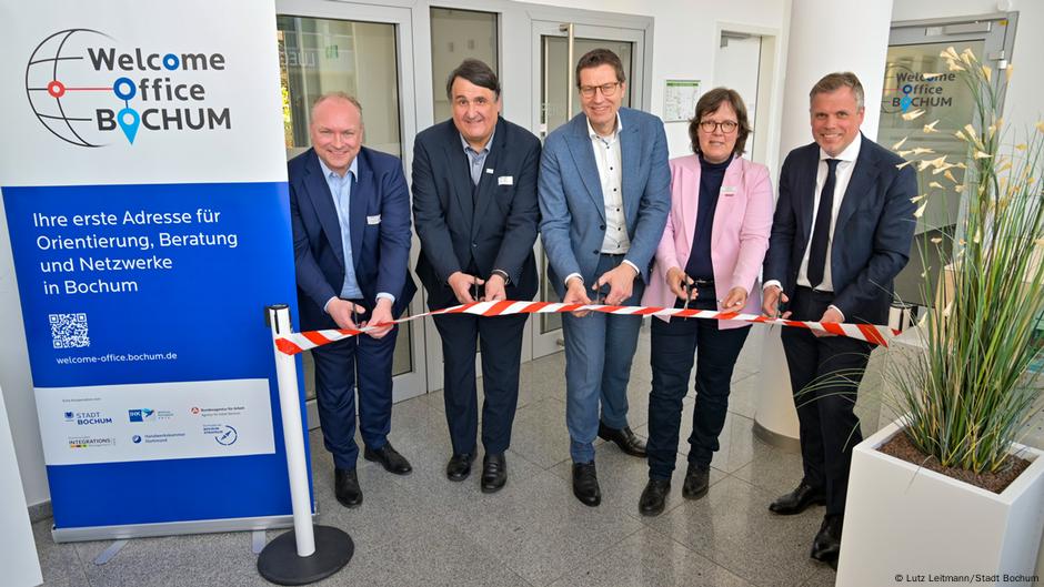 Otvaranje „Welcome Office“ u Bohumu (31.03.2025), sleva nadesno: Kristofer Majer, portparol uprave Savezne agencije za zapošljavanje; prof. dr Martin Paul, rektor Rurskog univerziteta; gradonačelnik Bohuma Tomas Ajskirh; Kerstin Fajks, potpredsednica Zanatske komore Dortmunda; predsednik Privredne komore Filip Beme.