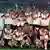 deutsche Mannschaft nach der Siegerehrung bei der Fußball-WM 1990 mit WM-Pokal