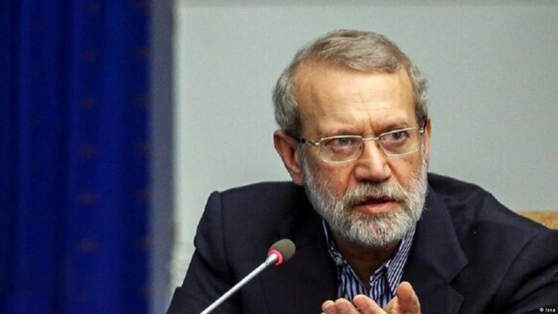 Yüksek Ulusal Güvenlik Konseyi Genel Sekreteri Ali Laricani'nin önünde bir mikrofon var ve konuştuğu anlaşılıyor Yüksek Ulusal Güvenlik Konseyi Genel Sekreteri Ali Laricani'nin önünde bir mikrofon var ve konuştuğu anlaşılıyor