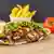 Almanya'da döner hazırlanması kadar sunumunda da Türkiye'den oldukça farklı. Lahmacuna sarılan dönerden, cacık veya beyaz peynir ile yenilene, acı ve tatlı soslar ile sunulana, farklı damak lezzetlerine hitap eden bir ürün. Görselde tipik bir öner ekmek ve arksında da kızarmış patates görülüyor 