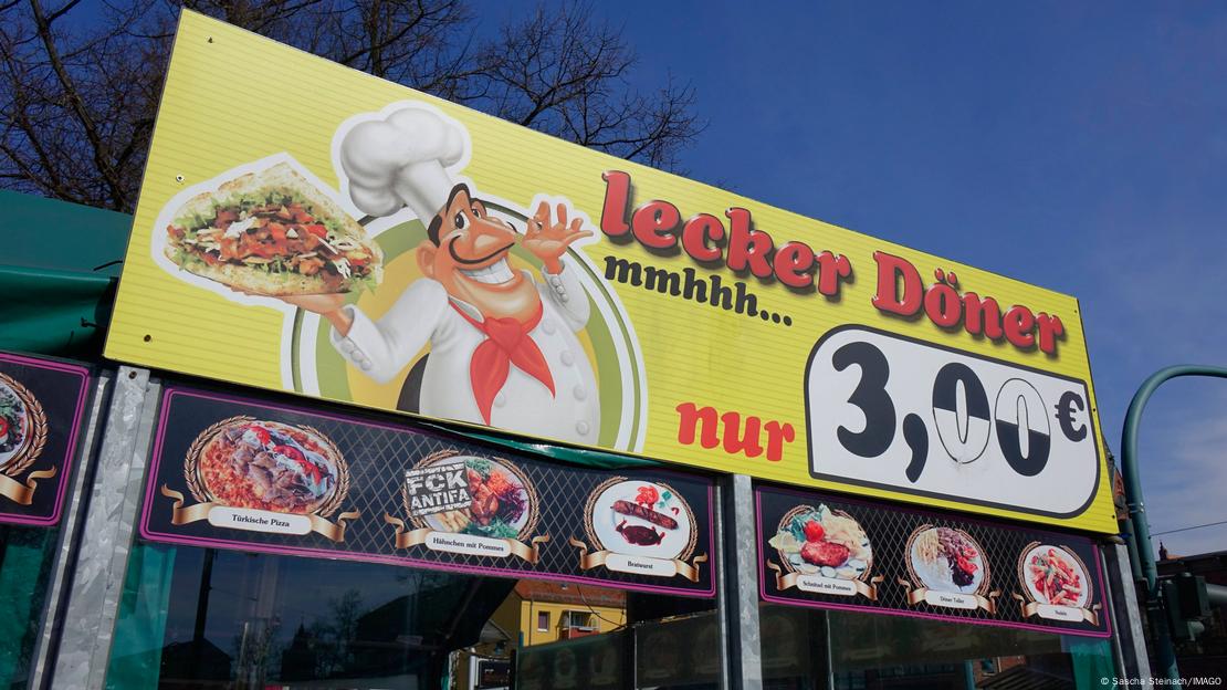 Etin uzun yıllar boyunca çok ucuz olduğu Almanya'da döner fiyatları senelerce 3-4,5 euro arasında seyretmişti. Son yıllarda ise Almanya'da da et fiyatları yükseldi ve döner 10 euro sınırına dayandı. Dönerin 3 euro olduğu 2018'den bir reklam afişi görülüyor