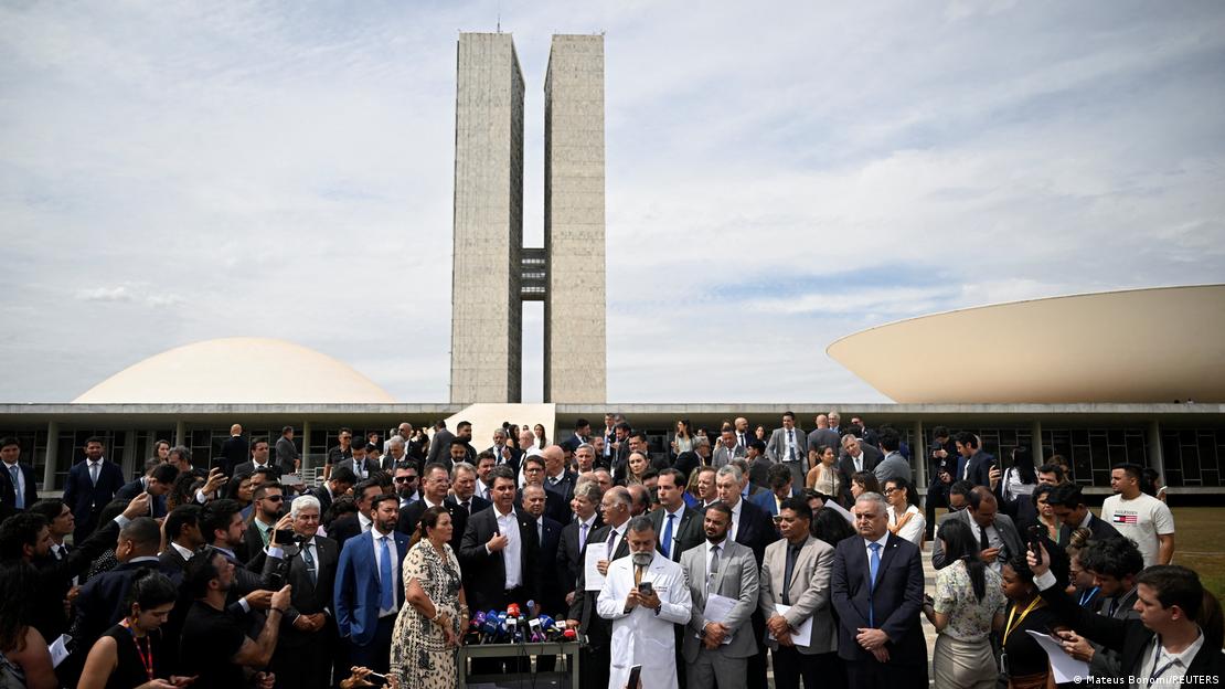 El senador Flavio Bolsonaro habla durante una conferencia de prensa acompañado por legisladores brasileños que apoyan al expresidente Jair Bolsonaro en Brasilia.
