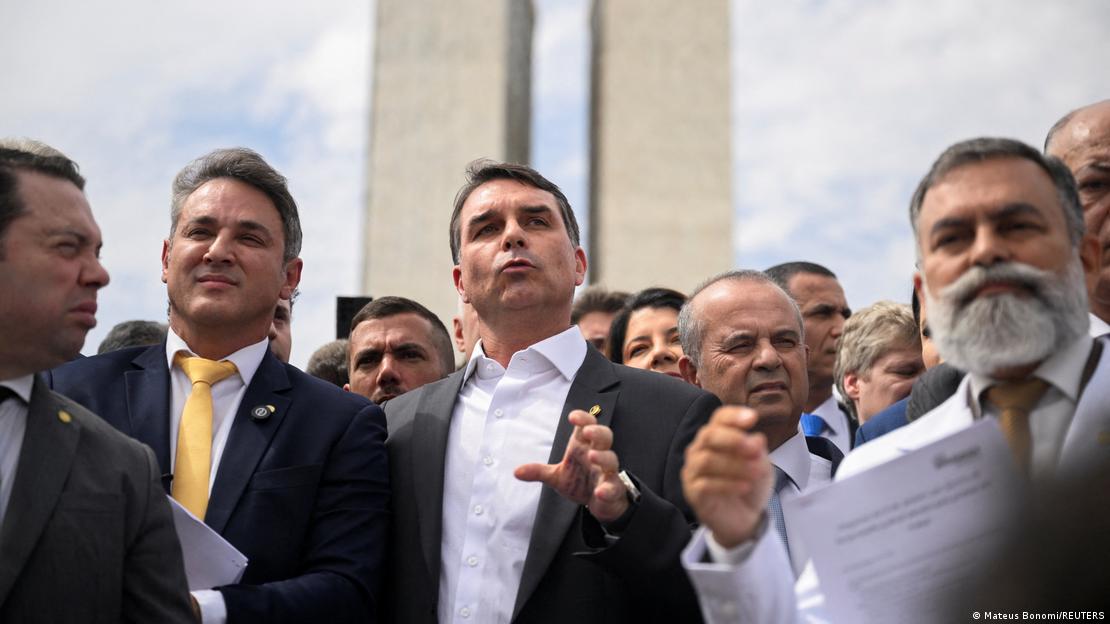 El diputado Flavio Bolsonaro (centro), hijo de Jair Bolsonaro, durante una conferencia de prensa.