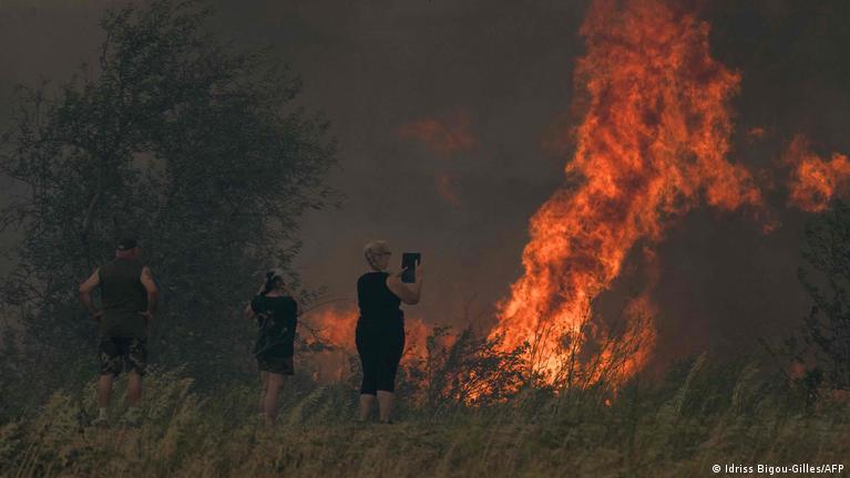 Enorme incendio arrasa 8.000 hectáreas en el sur de Francia