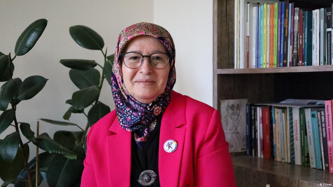 Muhafazakâr yazar Berrin Sönmez'in başörtülü hali  