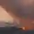 Incendio forestal en Saint-Laurent-de-la-Cabrerisse, en la región natural de las Corbières: llamas rodean árboles y bosques, y el humo se eleva en el cielo.