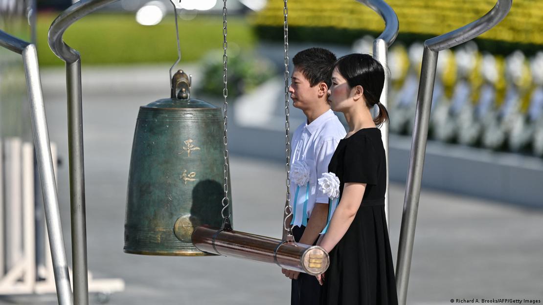Jóvenes tocan la campana de la paz en Hiroshima para conmemorar a las víctimas de la bomba atómica. 