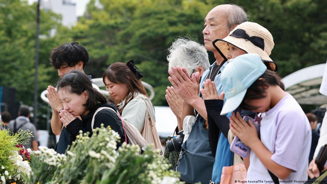 Personas oran en un homenaje a las víctimas de la bomba atómica en Hiroshima y Nagasaki. (Hiroshima, 6.08.2025).